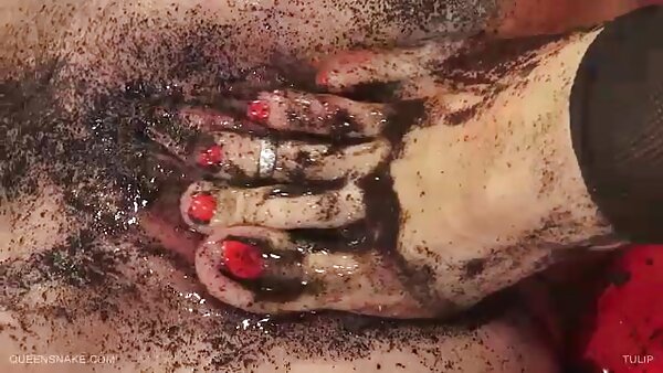 سبزه فوق العاده اغوا کننده با سینه های بزرگ و خالکوبی سکسی در سکس با مادر در حمام قسمت پایین کمر